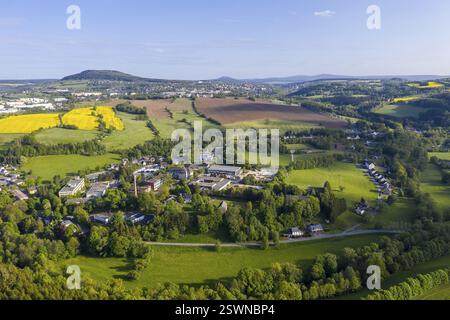 Luftaufnahme mit Poehlberg und Bergstadt Annaberg-Buchholz, im Hintergrund der Baerenstein, Keilberg und Fichtelberg, im Vordergrund die Inde Stockfoto