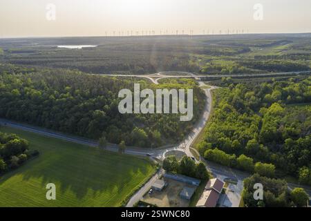 Luftaufnahme der Kreuzung Brieske der Bundesstraße 169 mit Kreisverkehren und Zubringerstraßen, Senftenberg, Brandenburg, Deutschland, Europa Stockfoto