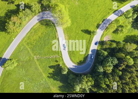 Luftaufnahme der gewundenen Serpentinenstraße zwischen Reifland und Rauenstein, Pockau-Lengefeld, Erzgebirge, Sachsen, Deutschland, Europa Stockfoto