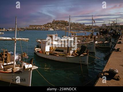 Fischerhafen, Fischerboote, Altstadt von Ibiza-Stadt, Ibiza, Balearen Inseln Stockfoto