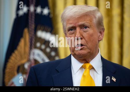 Washington, Vereinigte Staaten. Februar 2025. US-Präsident Donald Trump spricht im Oval Office des Weißen Hauses in Washington, DC, USA, Freitag, 21. Februar, 2025. Vermerk: Francis Chung/Pool über CNP/dpa/Alamy Live News Stockfoto