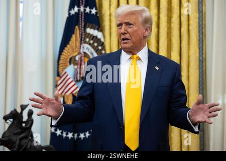 Washington, Vereinigte Staaten. Februar 2025. US-Präsident Donald Trump spricht im Oval Office des Weißen Hauses in Washington, DC, USA, Freitag, 21. Februar, 2025. Vermerk: Francis Chung/Pool über CNP/dpa/Alamy Live News Stockfoto