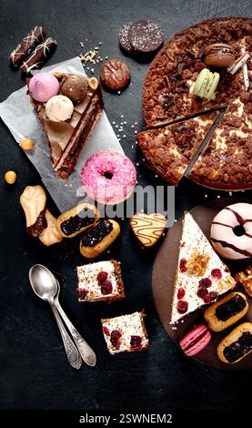 Auswahl an Süßwaren, verschiedene Desserts. Draufsicht, flach Stockfoto