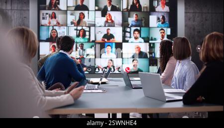 Professionelles Business Training mit Multiracial Team in Online-Videokonferenz Stockfoto