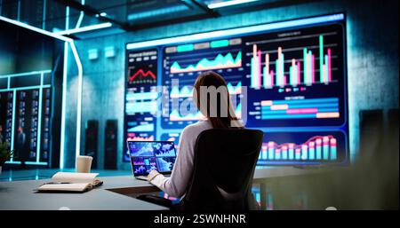 Markttrends auf Einem Business Analytics Dashboard als Manager analysieren. Stockfoto