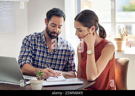 Grafikdesigner, Planer und Mitarbeiter in Startup für Brainstorming, Zusammenarbeit und das Schreiben von Ideen. Notebook-, Notebook- und Kreativstrategen in Stockfoto