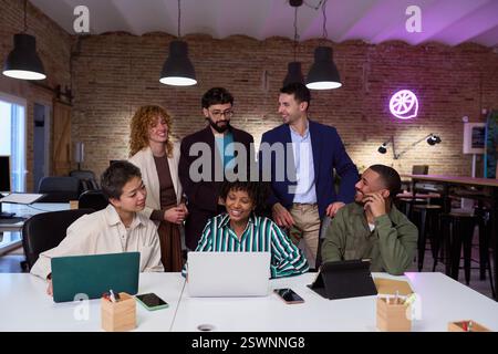 Marketing-Team teilt Ideen und arbeitet an einem Notebook in modernen Büros Stockfoto