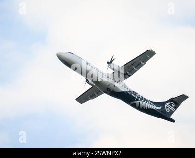 Auckland, Neuseeland – 16. Februar 2025: Air New Zealand ZK-MVU ATR 72-600 startet vom Auckland International Airport. Stockfoto