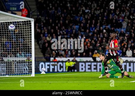 Leicester, Großbritannien. Februar 2025. LEICESTER, ENGLAND - 21. FEBRUAR: Yoane Wissa aus Brentford erzielt sein Team am 21. Februar 2025 im King Power Stadium in Leicester, England, beim Premier League-Spiel zwischen Leicester City FC und Brentford FC das erste Tor seines Teams. (Foto: Rene Nijhuis/MB Media) Credit: MB Media Solutions/Alamy Live News Stockfoto