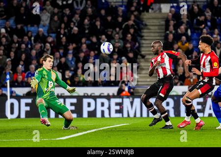Leicester, Großbritannien. Februar 2025. LEICESTER, ENGLAND - 21. FEBRUAR: Yoane Wissa aus Brentford erzielt sein Team am 21. Februar 2025 im King Power Stadium in Leicester, England, beim Premier League-Spiel zwischen Leicester City FC und Brentford FC das erste Tor seines Teams. (Foto: Rene Nijhuis/MB Media) Credit: MB Media Solutions/Alamy Live News Stockfoto