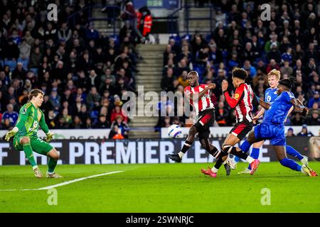 Leicester, Großbritannien. Februar 2025. LEICESTER, ENGLAND - 21. FEBRUAR: Yoane Wissa aus Brentford erzielt sein Team am 21. Februar 2025 im King Power Stadium in Leicester, England, beim Premier League-Spiel zwischen Leicester City FC und Brentford FC das erste Tor seines Teams. (Foto: Rene Nijhuis/MB Media) Credit: MB Media Solutions/Alamy Live News Stockfoto
