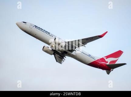 Auckland, Neuseeland – 16. Februar 2025: Qantas VH-XZF Boeing 737-838 fliegt über dem Himmel von Auckland. Stockfoto