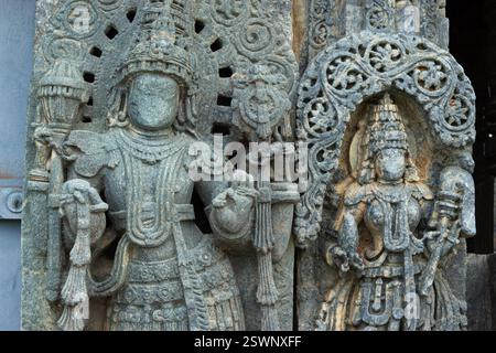 Wunderschön geschnitzte Idole der hinduistischen Gottheiten am Chinnakeshwa Tempel, Lord Shiva Tempel aus dem 12. Jahrhundert, Mosale, Hassan, Karnataka, Indien. Stockfoto