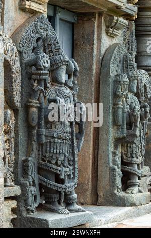 Wunderschön geschnitzte Idole der hinduistischen Gottheiten am Chinnakeshwa Tempel, Lord Shiva Tempel aus dem 12. Jahrhundert, Mosale, Hassan, Karnataka, Indien. Stockfoto