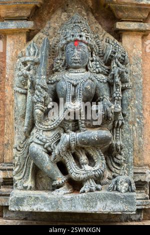 Wunderschön geschnitzte Idole der hinduistischen Gottheiten am Chinnakeshwa Tempel, Lord Shiva Tempel aus dem 12. Jahrhundert, Mosale, Hassan, Karnataka, Indien. Stockfoto