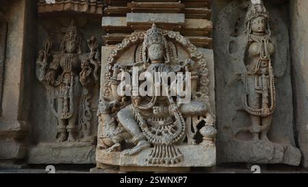 Wunderschön geschnitzte Idole der hinduistischen Gottheiten am Chinnakeshwa Tempel, Lord Shiva Tempel aus dem 12. Jahrhundert, Mosale, Hassan, Karnataka, Indien. Stockfoto