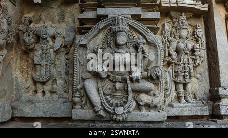 Wunderschön geschnitzte Idole der hinduistischen Gottheiten am Chinnakeshwa Tempel, Lord Shiva Tempel aus dem 12. Jahrhundert, Mosale, Hassan, Karnataka, Indien. Stockfoto