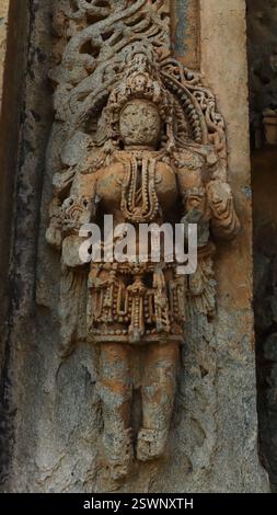 Wunderschön geschnitzte Idole der hinduistischen Gottheiten am Chinnakeshwa Tempel, Lord Shiva Tempel aus dem 12. Jahrhundert, Mosale, Hassan, Karnataka, Indien. Stockfoto