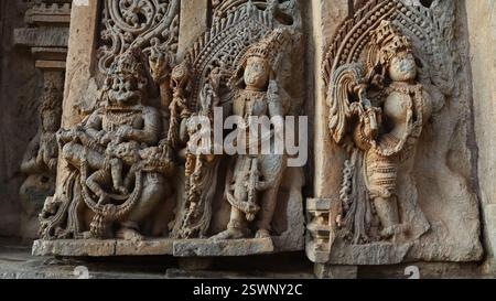 Wunderschön geschnitzte Idole der hinduistischen Gottheiten am Chinnakeshwa Tempel, Lord Shiva Tempel aus dem 12. Jahrhundert, Mosale, Hassan, Karnataka, Indien. Stockfoto