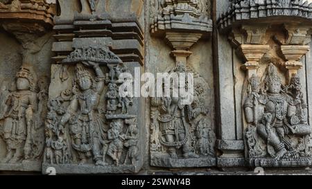 Wunderschön geschnitzte Idole der hinduistischen Gottheiten am Chinnakeshwa Tempel, Lord Shiva Tempel aus dem 12. Jahrhundert, Mosale, Hassan, Karnataka, Indien. Stockfoto