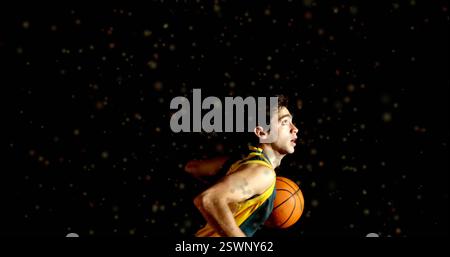 Bild von beweglichen Stellen über birassischen männlichen Basketballspielern, die Basketball spielen Stockfoto