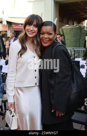 Februar 2025, Los Angeles, Kalifornien, USA: Alison Brie, Yvette Nicole Brown bei einer Zeremonie zu Ehren von Anthony Russo und Joe Russo mit Hand- und Fußabdrücken im TCL Chinese Theatre IMAX. (Kreditbild: © Nina Prommer/ZUMA Press Wire) NUR REDAKTIONELLE VERWENDUNG! Nicht für kommerzielle ZWECKE! Stockfoto
