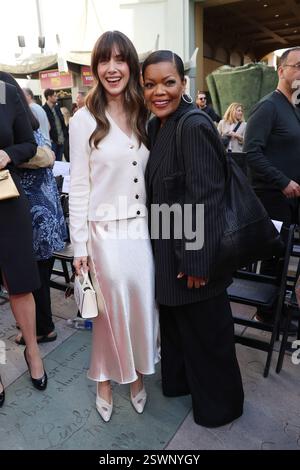 Februar 2025, Los Angeles, Kalifornien, USA: Alison Brie, Yvette Nicole Brown bei einer Zeremonie zu Ehren von Anthony Russo und Joe Russo mit Hand- und Fußabdrücken im TCL Chinese Theatre IMAX. (Kreditbild: © Nina Prommer/ZUMA Press Wire) NUR REDAKTIONELLE VERWENDUNG! Nicht für kommerzielle ZWECKE! Stockfoto