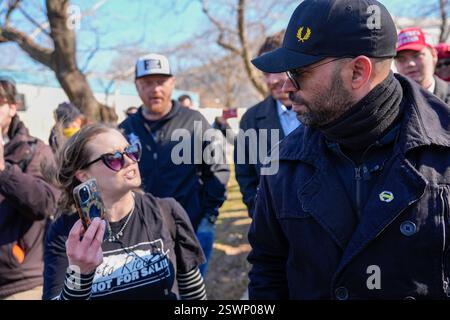 Washington, Usa. Februar 2025. Ein Demonstrant spricht nach einer Pressekonferenz mit Enrique Tarrio. Auf der Pressekonferenz wurden unter anderem Anführer der Proud Boys, Oath Keepers, die zu Gefängnisreformen aufriefen und Pläne ankündigten, das US-Justizministerium zu verklagen. Quelle: SOPA Images Limited/Alamy Live News Stockfoto