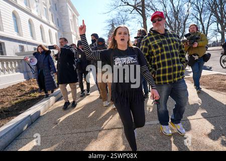 Washington, Usa. Februar 2025. Ein Demonstrant gibt nach einer Pressekonferenz Gesten auf eine Gruppe von Angeklagten vom 6. Januar. Auf der Pressekonferenz wurden unter anderem Anführer der Proud Boys, Oath Keepers, die zu Gefängnisreformen aufriefen und Pläne ankündigten, das US-Justizministerium zu verklagen. Quelle: SOPA Images Limited/Alamy Live News Stockfoto