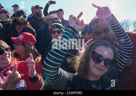 Washington, Usa. Februar 2025. Ein Demonstrant gibt nach der Pressekonferenz Gesten auf eine Gruppe von Angeklagten vom 6. Januar. Auf der Pressekonferenz wurden unter anderem Anführer der Proud Boys, Oath Keepers, die zu Gefängnisreformen aufriefen und Pläne ankündigten, das US-Justizministerium zu verklagen. (Foto: Jen Golbeck/SOPA Images/SIPA USA) Credit: SIPA USA/Alamy Live News Stockfoto