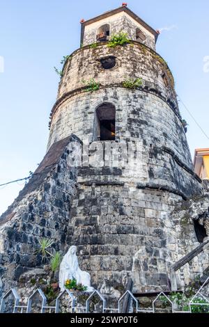 Der historische Glockenturm der Kathedrale von Dumaguete ist ein Wahrzeichen aus der spanischen Zeit in Dumaguete City auf den Philippinen Stockfoto