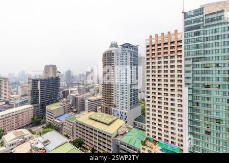 Stadtblick auf Makati City, Philippinen, mit hohen modernen Gebäuden und einer dichten Stadtlandschaft Stockfoto