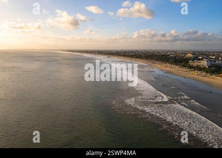 Luftaufnahme des kuta-Strandes in Badung Regency, Südbali, Indonesien. Stockfoto