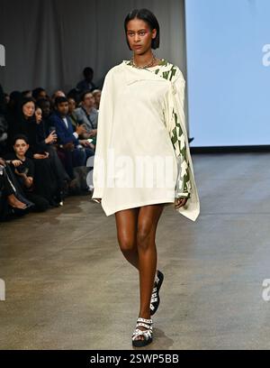 LONDON, GROSSBRITANNIEN. Februar 2025. Infdark Disigner aus Taiwan startete ab 2011 Showcases auf der Fashion Scout LFW 2025 - LFW AW25 in den Protein Studios in London, England. (Foto von 李世惠/siehe Li/Picture Capital) Credit: Siehe Li/Picture Capital/Alamy Live News Stockfoto