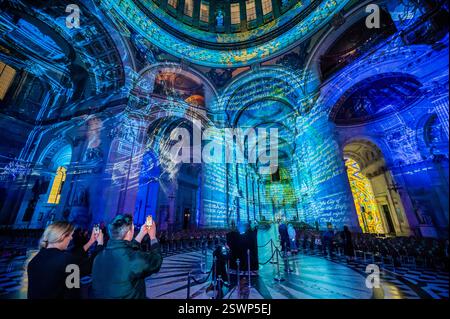London, Großbritannien. Februar 2025. Das immersive Kunstduo „Luxmuralis“ verwandelt das Innere der St. Paul's Cathedral mit einer Sound- und Lichtshow. Die Ausstellung bietet Besuchern ein immersives Erlebnis, das von der reichen Geschichte, den Sammlungen und den Archiven der Kathedrale inspiriert ist. Die vom Künstler Peter Walker kreierten öffentlichen Aufführungen werden bezahlt, mit Tickets versehen und sind vom 22. Februar bis 28. Februar 2025 jeden Abend für Besucher geöffnet. „Luminous“ ist eine Spendenaktion und unterstützt die kontinuierliche Nachhaltigkeit der Kathedrale. Guy Bell/Alamy Live News Stockfoto