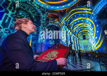 London, Großbritannien. Februar 2025. Das immersive Kunstduo „Luxmuralis“ verwandelt das Innere der St. Paul's Cathedral mit einer Sound- und Lichtshow. Die Ausstellung bietet Besuchern ein immersives Erlebnis, das von der reichen Geschichte, den Sammlungen und den Archiven der Kathedrale inspiriert ist. Die vom Künstler Peter Walker kreierten öffentlichen Aufführungen werden bezahlt, mit Tickets versehen und sind vom 22. Februar bis 28. Februar 2025 jeden Abend für Besucher geöffnet. „Luminous“ ist eine Spendenaktion und unterstützt die kontinuierliche Nachhaltigkeit der Kathedrale. Guy Bell/Alamy Live News Stockfoto