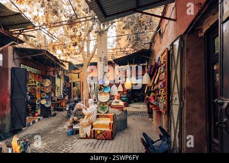 Die Medina in Marrakesch bezieht sich auf den zentralen Teil der Stadt, wo viele Märkte (Souks), Geschäfte und Restaurants zu finden sind. Stockfoto