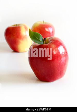 Frische rote Äpfel auf weißem Hintergrund. Gesunde Ernährung und vegetarische Nahrung Obst. Kopierbereich. Stockfoto