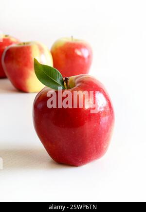 Frische rote Äpfel auf weißem Hintergrund. Gesunde Ernährung und vegetarische Nahrung Obst. Kopierbereich. Stockfoto