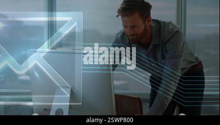 Lächelnder Mann, der am Computer arbeitet, mit E-Mail-Symbol und Datenzeilen-Bild Stockfoto