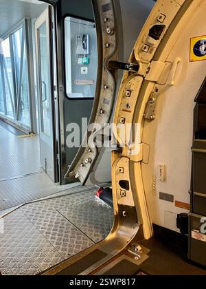 Blick von Reihe 1A - Boeing 737 Tür auf einer Luftbrücke Stockfoto