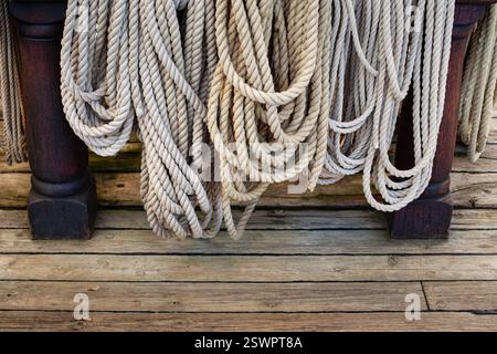 Seile auf dem Deck eines alten hölzernen Segelboots Stockfoto