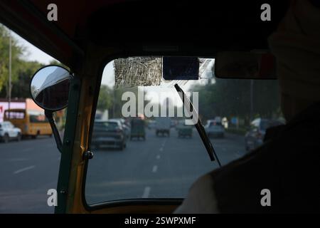 Blick aus dem Inneren einer Autorikscha, während sie den Nachmittagsverkehr in Neu-Delhi navigiert Stockfoto