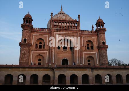 Das imposante Safdarjung-Grab, ein Mausoleum, das einem Nawab aus der späten Mogul-Ära gewidmet ist und heute eine Touristenattraktion in der indischen Hauptstadt ist Stockfoto