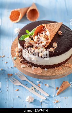 Süßer Kekskuchen mit Eiskegeldekoration. Kekskuchen mit Streuseln, Eiskegel und Glasur. Stockfoto