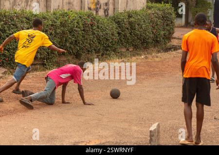 Fotoserie von schwarzen Jugendlichen, die Straßenfußball in ihrer Nachbarschaft in enugu nigeria spielen Stockfoto