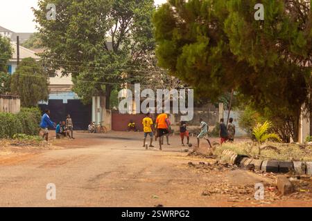 Fotoserie von schwarzen Jugendlichen, die Straßenfußball in ihrer Nachbarschaft in enugu nigeria spielen Stockfoto