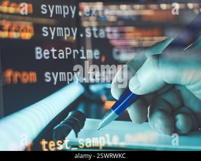 Programmierung und digitale Entwicklung: Eine konzeptionelle Kombination von Codierung und Handschrift für moderne Software Stockfoto