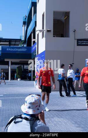 Carlos Sainz aus Spanien und Ferrari, die am Renntag Formel 1 Etihad Airways Abu Dhabi Grand Prix 2024 in Yas Marina im Fahrerlager ankommen Stockfoto