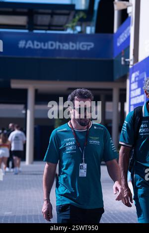 Fernando Alonso aus Spanien und Aston Martin, die am Renntag Formel 1 Etihad Airways Abu Dhabi Grand Prix 2024 in Yas Marina im Fahrerlager ankommen Stockfoto